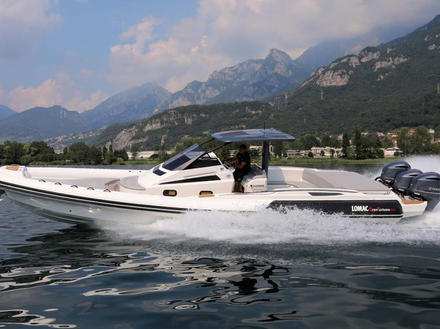 Ligne moderne et racée pour le nouveau GT du chantier italien Lomac. 