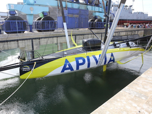 Le voilier du Team Apivia mis à l'eau 
