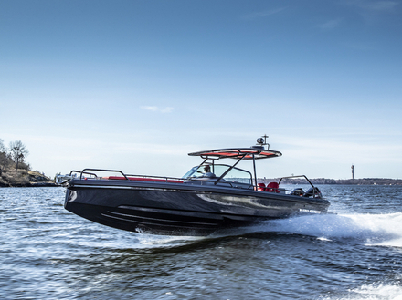 Carène racée et puissante motorisation hors-bord pour cet open finlandais revisité par Brabus.  Carène racée et puissante motorisation hors-bord pour cet open finlandais revisité par Brabus.