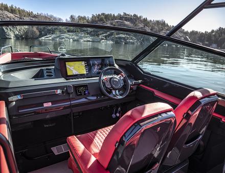 A bord on se croirait dans une voiture de course. Tableau de bord high-tech et sièges Brabus pour plus de confort. Nautisme Article