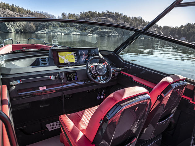 A bord on se croirait dans une voiture de course. Tableau de bord high-tech et sièges Brabus pour plus de confort. Nautisme Article