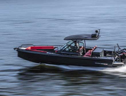 En série limitée, le Brabus Shadow 500 est motorisé avec deux hors-bord Mercury pour une vitesse maxi de 53 noeuds. Nautisme Article