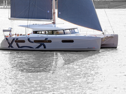 Pour l'Excess 12, on note d'entr&eacute;e des flotteurs plus &eacute;troits et un profil ax&eacute; sur les performances. Un vrai cata ! 