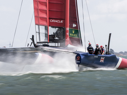 Plus de 50 noeuds en catamaran F50 pour le team british à Cowes en entraînement, cela promet ! 
