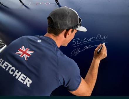 Fletcher et son team UK rentrent dans le club fermé des 50 noeuds soit près de 100 km/h. Nautisme Article