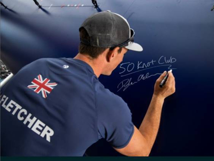 Fletcher et son team UK rentrent dans le club fermé des 50 noeuds soit près de 100 km/h.   Fletcher et son team UK rentrent dans le club fermé des 50 noeuds soit près de 100 km/h.