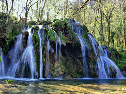 Cet endroit magnifique, pour les couples amoureux de la nature se trouve dans le Jura.