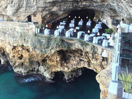 Le restaurant sculpté dans une falaise surplombant la mer adriatique offre un cadre féerique. Le restaurant sculpté dans une falaise surplombant la mer adriatique offre un cadre féerique.