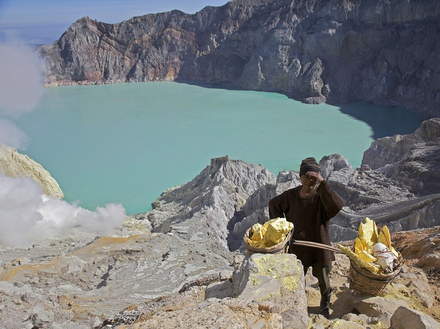 Avec un PH de 0,2, ce lac turquoise est le plus acide au monde.  Avec un PH de 0,2, ce lac turquoise est le plus acide au monde.
