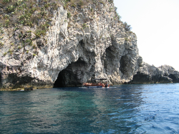 La Grotta Azzura doit son nom aux eaux turquoise qu?elle renferme. Nautisme Article