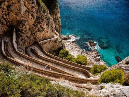 La Scala Fenicia ou escalier phénicien, tracé par les premiers colonisateurs Grecs, témoigne du passé de l'île.