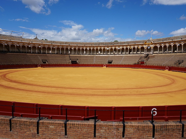 La Plaza de toros, quant-à-elle, est une curiosité architecturale avec sa forme de polygone à 20 côtés. Nautisme Article