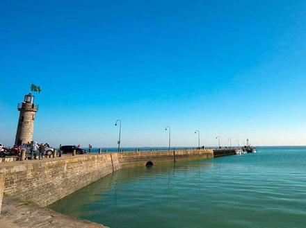 Elu site remarquable du goût en 1994, la ville et ses parcs ostréicoles se dévoilent aux yeux des curieux qui pourront goûter la production locale dans l'un des nombreux restaurants qui bordent le port.