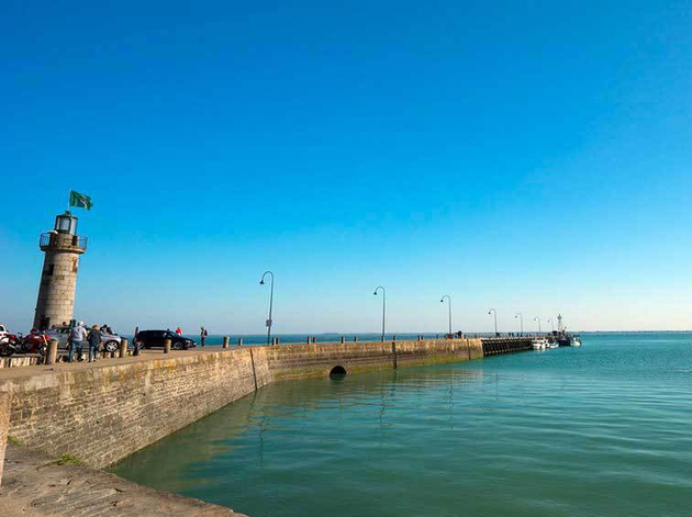 Elu site remarquable du goût en 1994, la ville et ses parcs ostréicoles se dévoilent aux yeux des curieux qui pourront goûter la production locale dans l'un des nombreux restaurants qui bordent le port. Nautisme Article