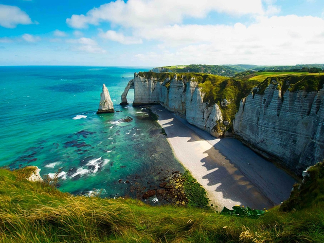 Ses paysages majestueux, notamment formés par les fameuses roches l'Arche et l'Aiguille, font d'Etretat un lieu très apprécié pour des week-ends prolongés. Nautisme Article