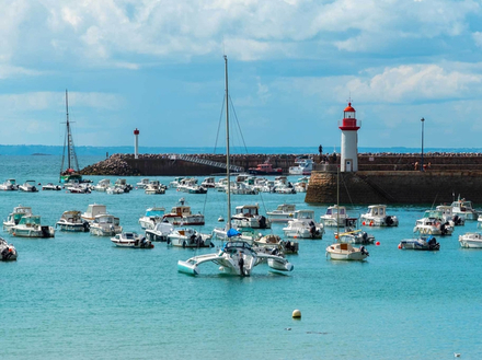 Selon la légende, Erquy serait d'ailleurs le lieu qui inspira Albert Uderzo, l'auteur d'Asterix et Obelix pour son village des irréductibles Gaulois.