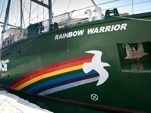  Le Rainbow Warrior III devant Flamanville pour dénoncer le «fiasco» du chantier EPR