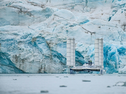 Au cours de cette traversée depuis Saint-Pétersbourg, l'équipage et les ingénieurs ont beaucoup travaillé sur les ailes de propulsion éoliennes Oceanwings®.