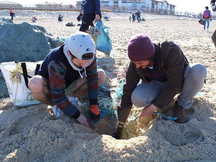 Le clean walk consiste à ramasser les détritus polluant l'environnement tout en marchant. Nautisme Article