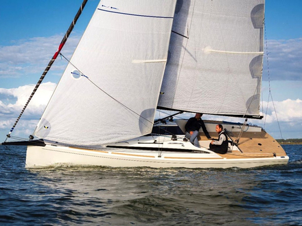 Le nouveau Domani S30 Club reprend les basiques du S30 Sportyacht... mais en version très allégée ! L'idéal pour la voile sportive, la location à la journée ou les écoles de voile.