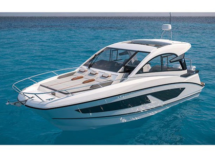 Le GT 32 reprend le plan de pont du Flyer 10 et associe l'esprit d'un grand open boat à celui d'un hard top spacieux et confortable.