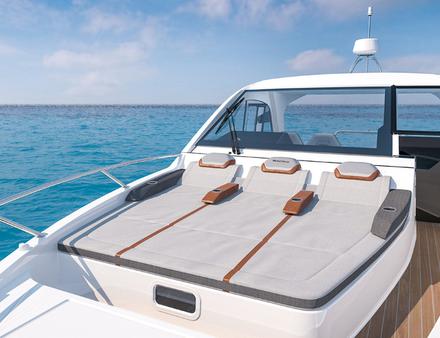 A l'avant, un semi walk around permet une circulation en sécurité pour rejoindre les bains de soleil. Nautisme Article