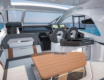 Au poste de pilotage, deux sièges bolster côté console sont complétés à bâbord d'une banquette double, et peuvent accueillir jusqu'à 4 personnes. Nautisme Article