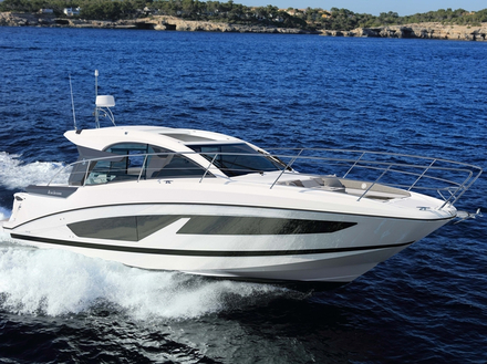 Cet express-cruiser de 36 pieds garantit l'accès instantané à une multitude de plaisirs : start and play !