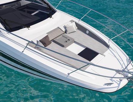 A l'avant, un large bain de soleil encastreé crée un espace lounge très agréable au mouillage et particulièrement sécurisant en navigation. Nautisme Article