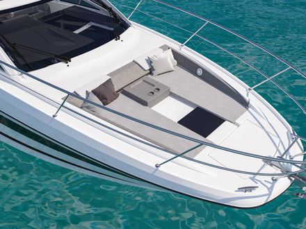 A l'avant, un large bain de soleil encastreé crée un espace lounge très agréable au mouillage et particulièrement sécurisant en navigation. Nautisme Article