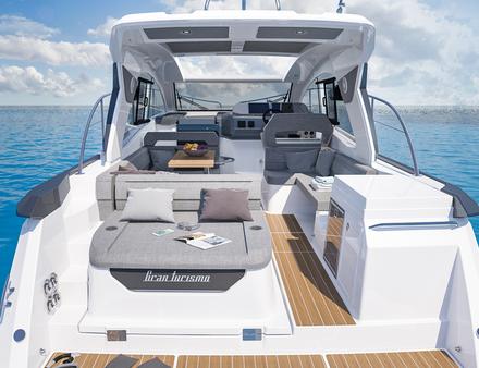 Derrière l'espace cockpit, un spacieux salon de pont réuni autour de la table jusqu'à six convives. Une cuisine extérieure a également été prévue. Nautisme Article