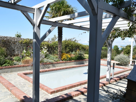 Pergola et miroir d'eau imaginés par Christian Dior. Pergola et miroir d'eau imaginés par Christian Dior.