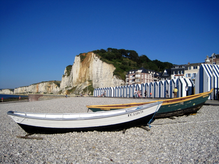 En arpentant la promenade du bord de mer, on découvre une enfilade de cabines de plage tournées vers la jetée, construite au XVIIIe siècle.