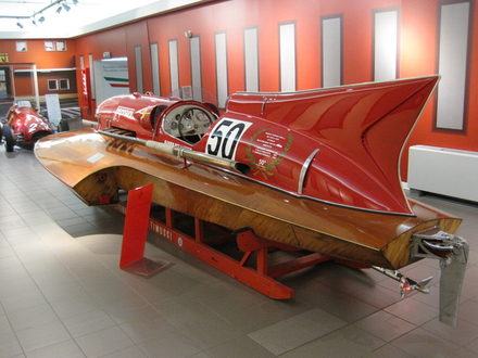 Enzo Ferrari a fourni le moteur V12 Ferrari de 600 chevaux et 4,5 litres pour &eacute;quiper le bateau de course.