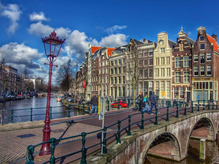 A l'image du nord de la France, l'été à Amsterdam est agréable, souvent sans excès, tout comme l'hiver qui est rarement rude, mais venteux et pluvieux. 