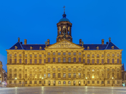 Au cours de votre semaine, vous aurez l'embarras du choix quant aux visites possibles dans la ville vous pourrez voir le Palais Royal ainsi que beaucoup d'autres monuments. 