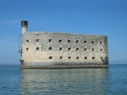 Il est possible de naviguer en bateau autour du bâtiment emblématique de la Charente-Maritime. Il est possible de naviguer en bateau autour du bâtiment emblématique de la Charente-Maritime.