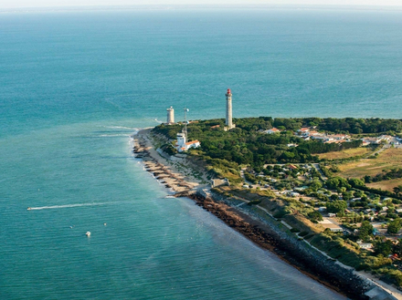  Le phare des Baleines construit en 1682 est classé depuis le 22 juin 1904 au titre de monuments historiques.