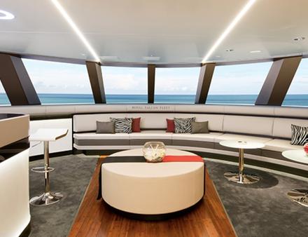 Sur le pont principal le salon est vitré pour créer un point d'observation panoramique à l'avant. Nautisme Article