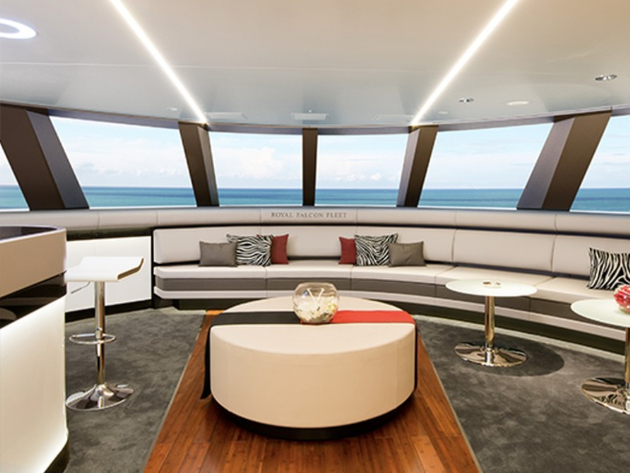 Sur le pont principal le salon est vitré pour créer un point d'observation panoramique à l'avant. Nautisme Article
