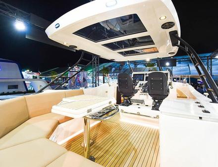 Un bateau sportif mais également spacieux avec un pont convivial et de nombreuses assises. Nautisme Article