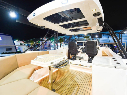 Un bateau sportif mais également spacieux avec un pont convivial et de nombreuses assises. Nautisme Article