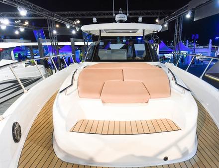 Pont en teck, larges passavants et un bain de soleil avant. L'Oryx venu des Emirats reprend les codes des bateaux européens. Nautisme Article