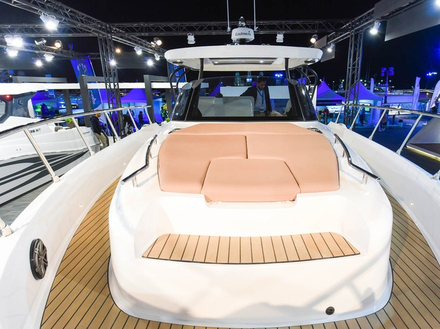 Pont en teck, larges passavants et un bain de soleil avant. L'Oryx venu des Emirats reprend les codes des bateaux européens. Nautisme Article