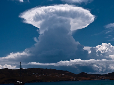 Vous verrez alors les fameux cumulonimbus, ces gros nuages en forme de champignon atomique, se d&eacute;velopper au-dessus des Pyr&eacute;n&eacute;es-Orientales.