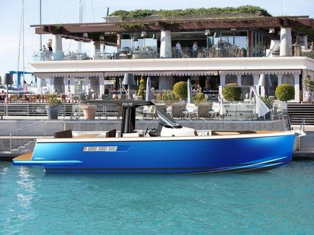 Le nouveau Fjord 38 Open se distingue par sa ligne épurée et son T-Top aérodynamique.  Le nouveau Fjord 38 Open se distingue par sa ligne épurée et son T-Top aérodynamique.