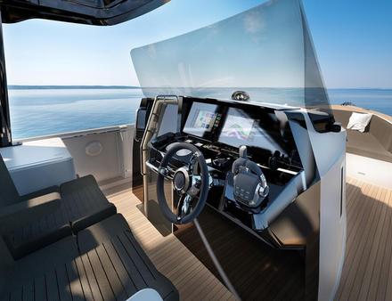 Coup de coeur pour le poste de pilotage du Fjord surplombé par une pare-brise en verre fumé. Nautisme Article