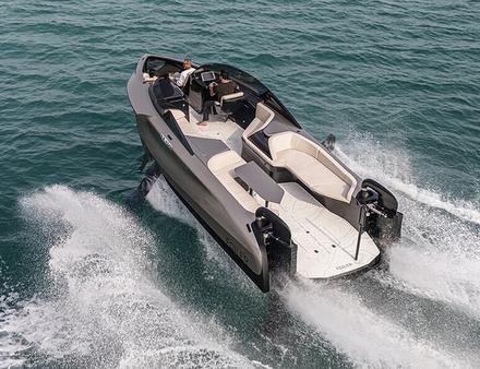 Pour assurer à la fois sa légèreté et sa résistance, le flying yacht a entièrement été construit en fibre de carbone. Nautisme Article