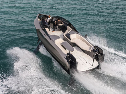 Pour assurer à la fois sa légèreté et sa résistance, le flying yacht a entièrement été construit en fibre de carbone. Nautisme Article