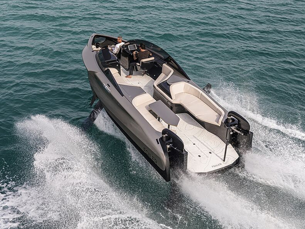Pour assurer à la fois sa légèreté et sa résistance, le flying yacht a entièrement été construit en fibre de carbone. Nautisme Article